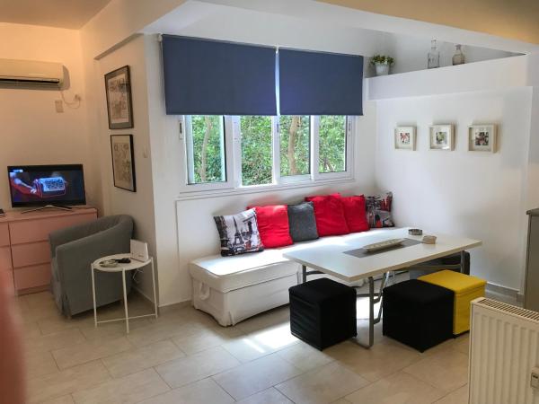 A la foto es mostra l'objecte Aris sweet home situat a la ciutat de Atenes.