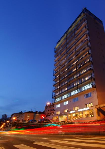 Na zdjęciu widoczny jest obiekt Hotel Neboder położony w mieście Rijeka.