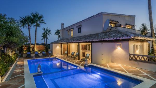 La photo montre l'objet The Residence by the Beach House Marbella situé dans la ville de Marbella.