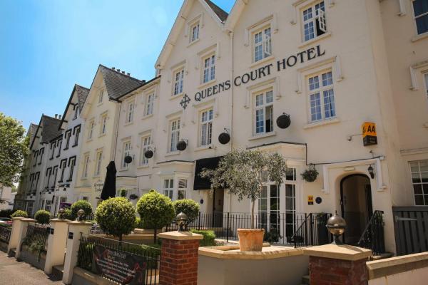 A la foto es mostra l'objecte Queens Court Hotel situat a la ciutat de Exeter.