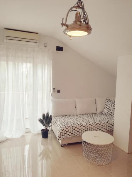 A la foto es mostra l'objecte House for rent Paola situat a la ciutat de Ražanac.