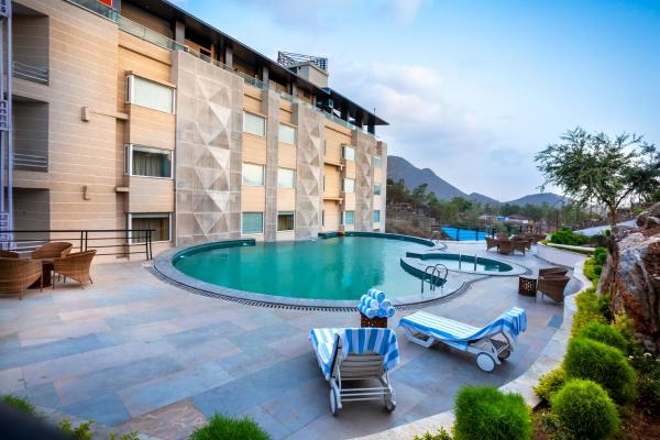 写真にはウダイプール市にあるjuSTa Luxe Sajjangarh Resort & Spa, Udaipurが写っています。