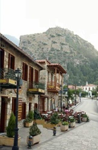 A la foto es mostra l'objecte Mystras Inn situat a la ciutat de Trípi.
