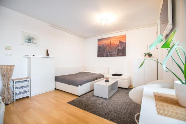 A la foto es mostra l'objecte Cozy & Modern Studio with Balcony situat a la ciutat de Zagreb.