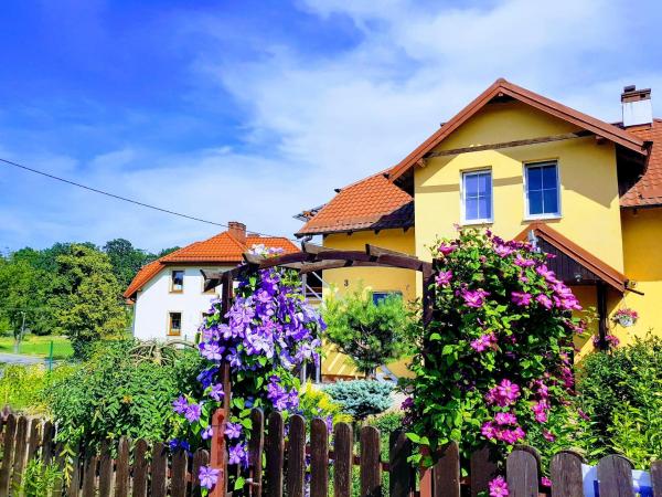 A la foto es mostra l'objecte Jaskółka - pokoje i apartament przy plaży situat a la ciutat de Trękus.