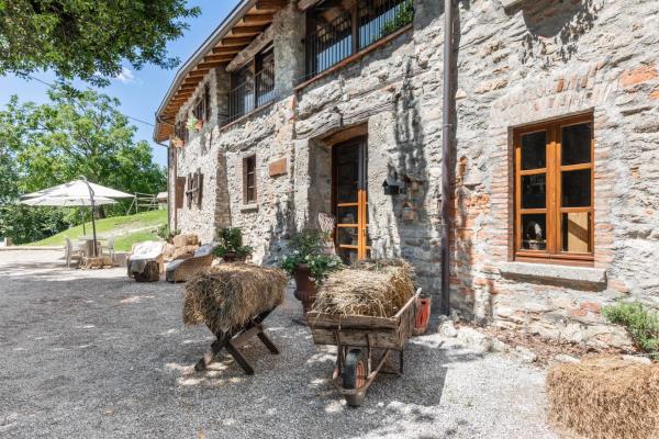 写真にはコモ市にあるAgriturismo Cascina Mirandolaが写っています。