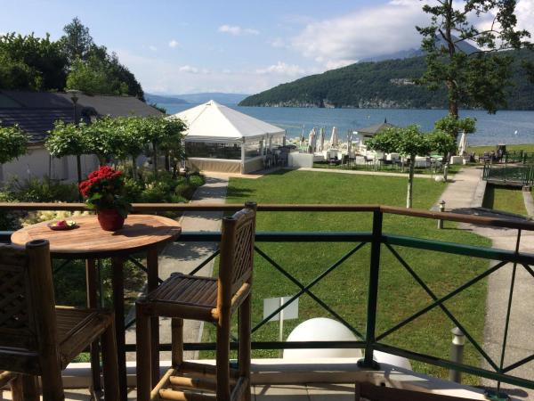 A la foto es mostra l'objecte la baie des voiles ,vue lac d'Annecy ,plage privée situat a la ciutat de Duingt.