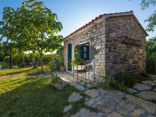 Na fotografii je vidět objekt Holiday Home near Adriatic Sea and Krka Falls nacházející se ve městě Šopot.