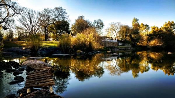 A la foto es mostra l'objecte Otters' Haunt Eco Retreat situat a la ciutat de West End.