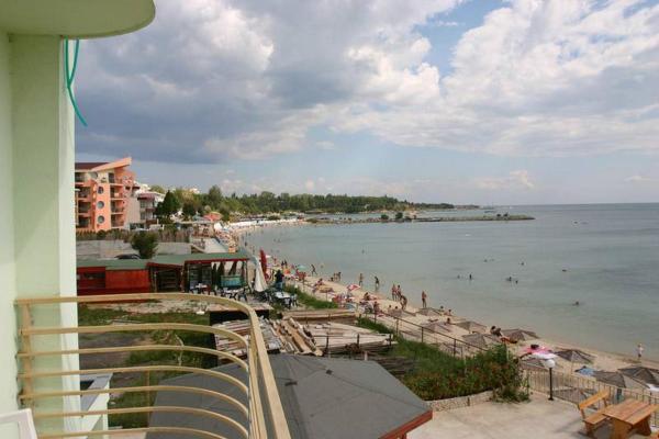 Na fotografii je vidět objekt Harmony Beach Family Hotel nacházející se ve městě Nesebar.