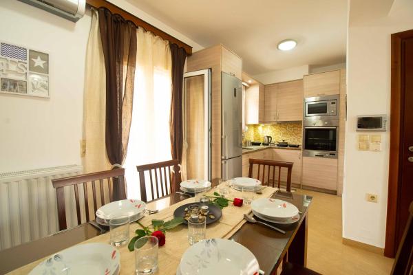 Na zdjęciu widoczny jest obiekt Stefanos Family Apartments położony w mieście Moírai.