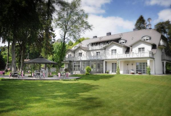 Na fotografii je vidět objekt Villa Park Wisełka Spa & Wellness nacházející se ve městě Wisełka.