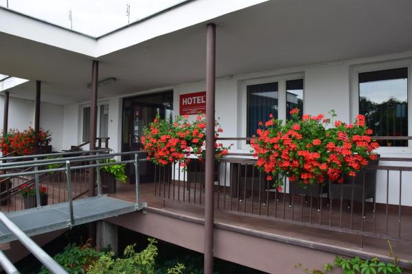 Na zdjęciu widoczny jest obiekt Hotel Poświętne położony w mieście Sochocin.