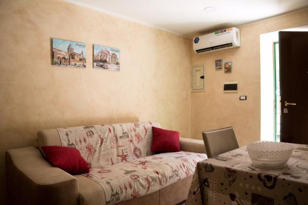 A la foto es mostra l'objecte Casa Assisi situat a la ciutat de Palerm.