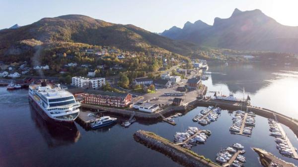 A la foto es mostra l'objecte Ørnes Hotell situat a la ciutat de Forstranda.