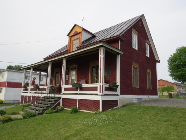 照片显示了位于Herouxville市的la vieille Maison Rouge物件。