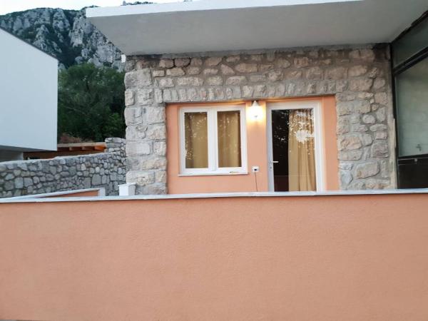 Na zdjęciu widoczny jest obiekt Apartman Ivana położony w mieście Grižane.