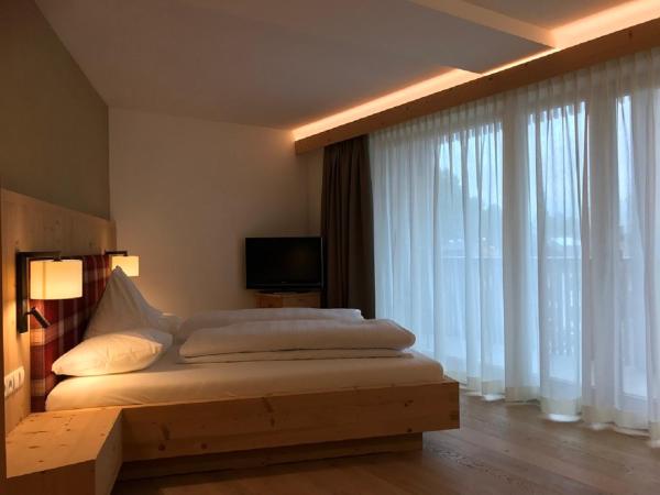 Na fotografii je vidět objekt Hotel Schoenblick nacházející se ve městě Sesto.
