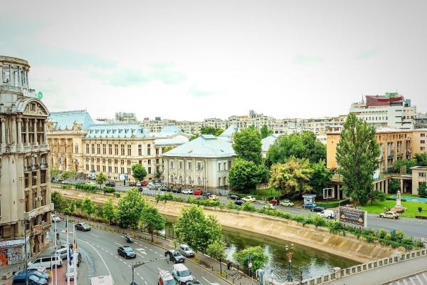 A la foto es mostra l'objecte Old Town Riverview Apartment situat a la ciutat de Bucarest.