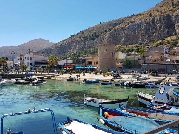 A la foto es mostra l'objecte Casa Maro' situat a la ciutat de Palerm.