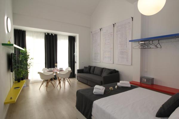 Na zdjęciu widoczny jest obiekt Apartamentos Romero Luna położony w mieście Malaga.