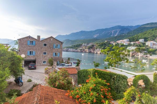 A la foto es mostra l'objecte Stone Beach Apartments situat a la ciutat de Pržno.