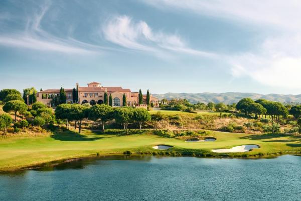 A la foto es mostra l'objecte Monte Rei Golf & Country Club situat a la ciutat de Campeiros.