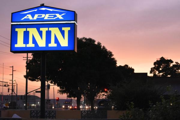 A la foto es mostra l'objecte Apex Inn situat a la ciutat de Ceres.