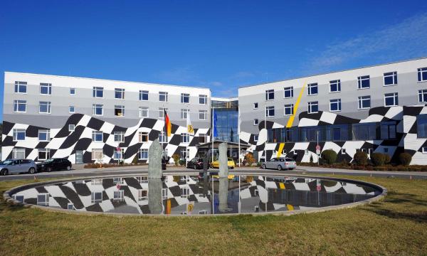 På bilden syns objektet Hotel Motorsport Arena som ligger i staden Oschersleben.