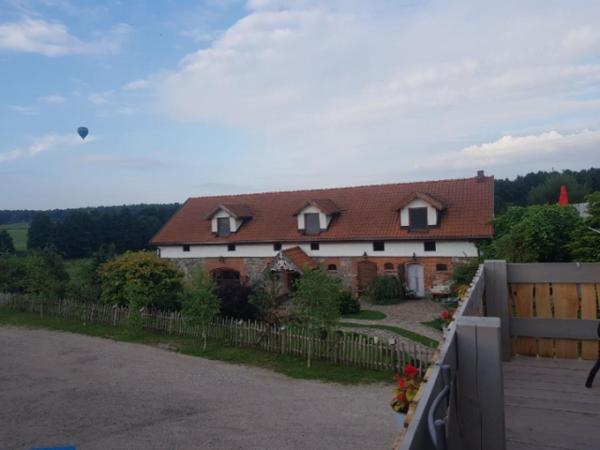 Na zdjęciu widoczny jest obiekt Agroturystyka Karczma nad Jarem Mierzejewo położony w mieście Zalec.