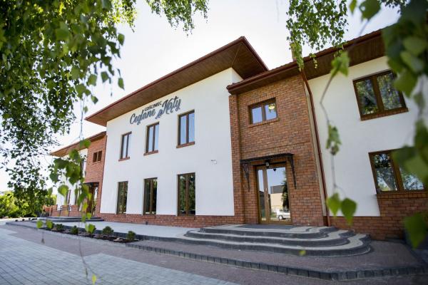 På bildet vises objektet Gościniec Ceglane Kąty som ligger i byen Góry Wysokie.