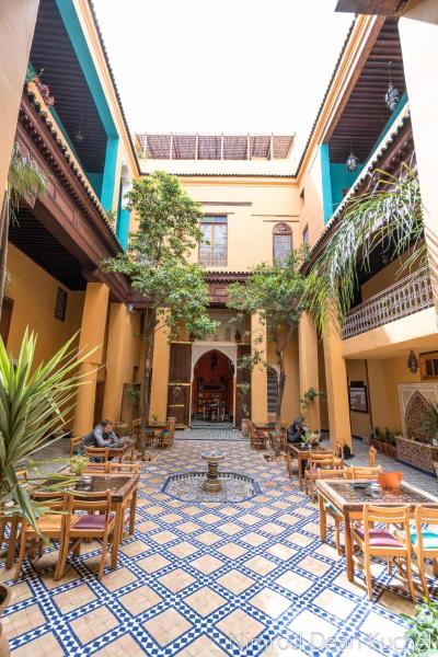 A la foto es mostra l'objecte Medina social club situat a la ciutat de Fes.