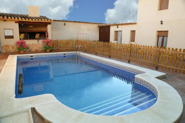 A la foto es mostra l'objecte Casa Rural la Quinteria de Sancho piscina para tres apartamentos situat a la ciutat de Cinco Casas.