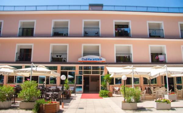写真にはチェルヴィア市にあるClub Vacanze Inが写っています。