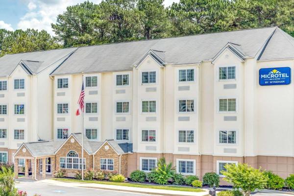 The photo shows the Microtel Inn & Suites by Wyndham Bremen located in the city of Roopville.