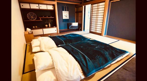 The photo shows the SIMA inn located in the city of Onomichi.
