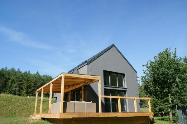 Na zdjęciu widoczny jest obiekt Calm House Krzynia - dom nad jeziorem do wynajęcia położony w mieście Dobra.