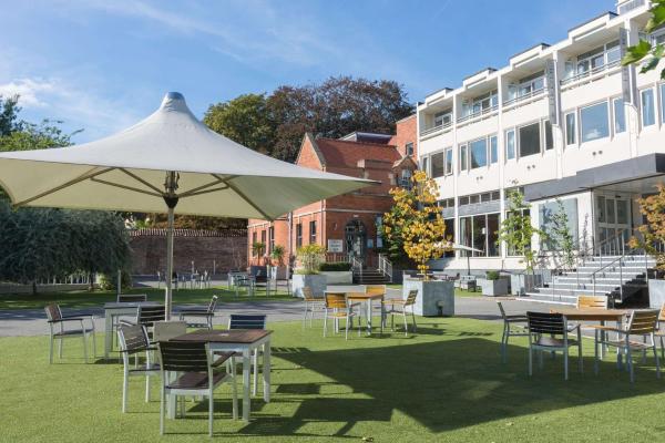 Στη φωτογραφία φαίνεται το αντικείμενο The Lincoln Hotel που βρίσκεται στην πόλη Λίνκολν.