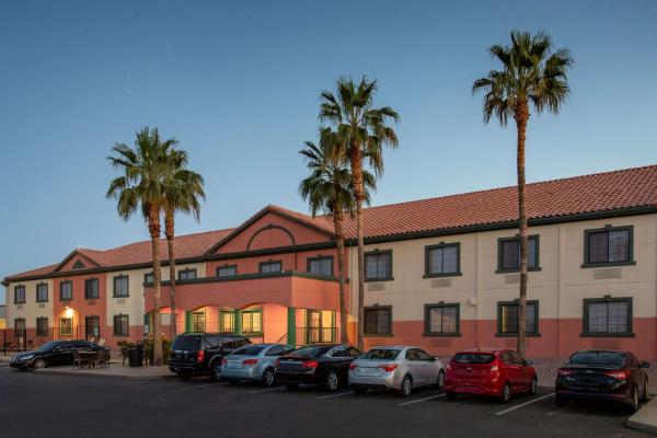 A la foto es mostra l'objecte Baymont by Wyndham Phoenix I-10 near 51st Ave situat a la ciutat de Phoenix.