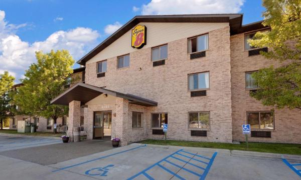 Na zdjęciu widoczny jest obiekt Super 8 by Wyndham Mt. Pleasant położony w mieście Edmore.