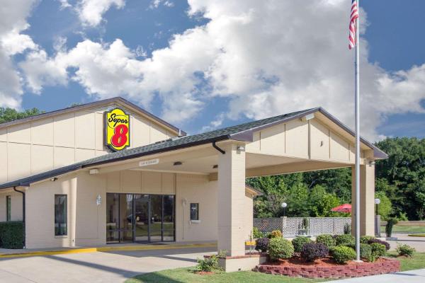 A la foto es mostra l'objecte Super 8 by Wyndham Clarksville AR situat a la ciutat de Clarksville.