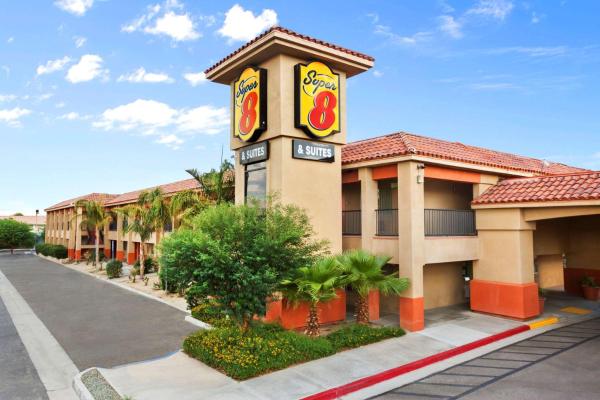 På bildet vises objektet Super 8 by Wyndham Indio som ligger i byen Indio.