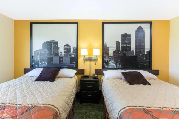 Fotografie 8: Super 8 by Wyndham Perry IA