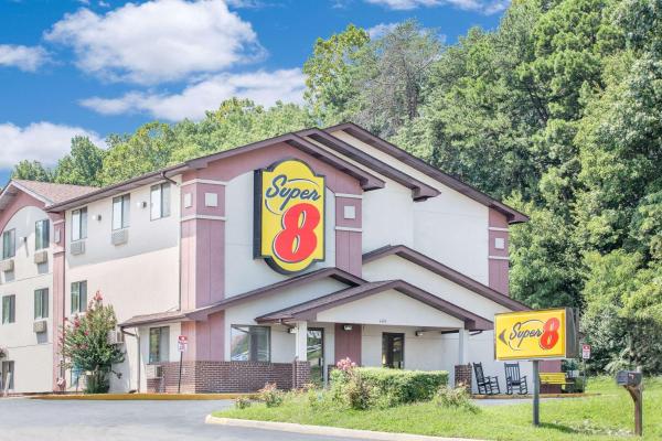 A la foto es mostra l'objecte Super 8 by Wyndham Roanoke VA situat a la ciutat de Roanoke.