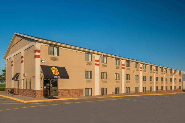 Na fotografii je vidět objekt Super 8 by Wyndham Lincoln West nacházející se ve městě Denton.