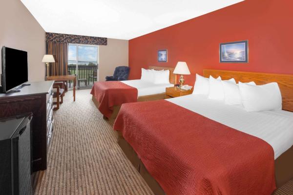 2 Queen Beds, Mobility Accessible Room, Lake View, Tub w/Grab Bars, Non-Smoking — 25 m² - Super 8 by Wyndham St. Ignace