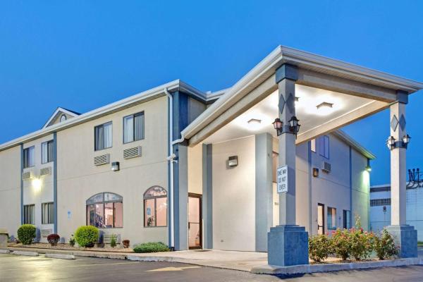 På billedet ses objektet Travelodge by Wyndham St. Louis beliggende i byen Berkeley.