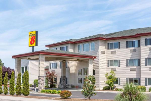 写真にはセントラル・ポイント市にあるSuper 8 by Wyndham Central Pt Medfordが写っています。