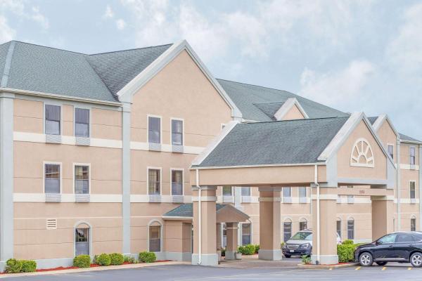 Na fotografii je vidět objekt Super 8 by Wyndham Freeport nacházející se ve městě Freeport.