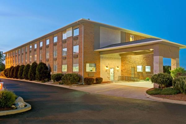 På billedet ses objektet Super 8 by Wyndham Gurnee beliggende i byen Gages Lake.